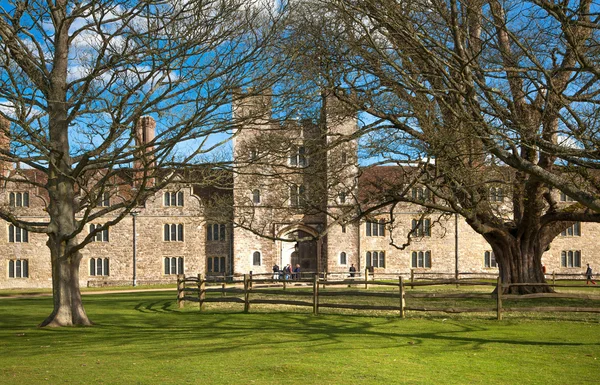 SUSSEX, UK - APRIL 11, 2015: Sevenoaks Old english mansion 15th century. Classic english countryside house — Stock Photo, Image