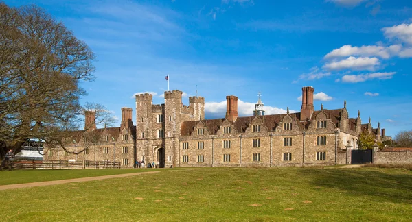 SUSSEX, UK - APRIL 11, 2015: Sevenoaks Old english mansion 15th century. Classic english countryside house — Stock Photo, Image