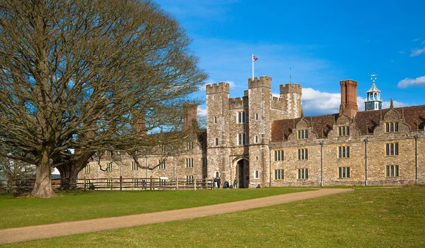 SUSSEX, UK - APRIL 11, 2015: Sevenoaks Old english mansion 15th century. Classic english countryside house — Stock Photo, Image