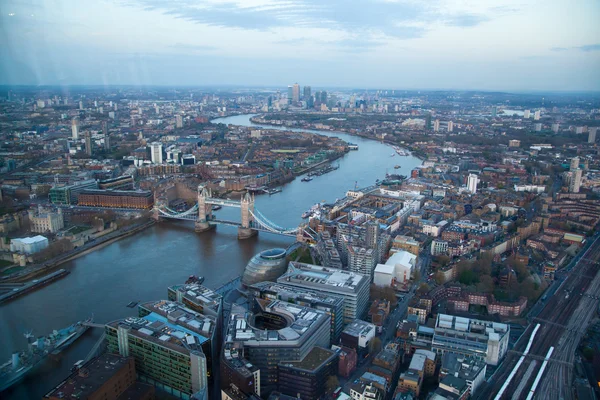 Tower Bridge ve Thames Nehri. Gün batımında Londra şehir görünümü — Stok fotoğraf