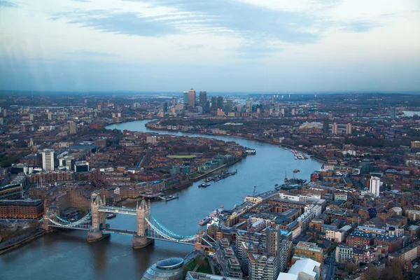 Canary Wharf iş ve finansal ARIA. Gün batımında Londra şehir görünümü — Stok fotoğraf