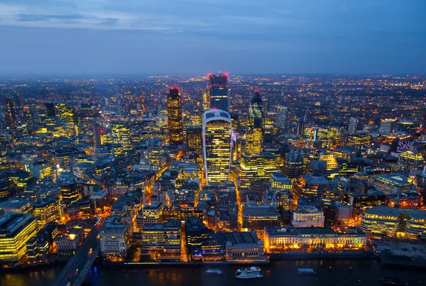 LONDRES, Reino Unido - 15 DE ABRIL DE 2015: Vista nocturna de la ciudad de Londres y vista aérea de calles bien iluminadas — Foto de Stock