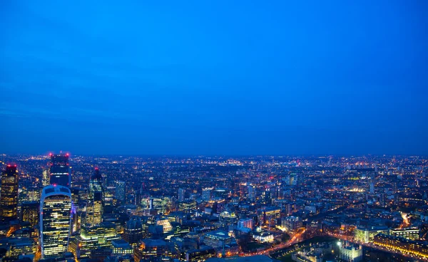 LONDRES, Reino Unido - 15 DE ABRIL DE 2015: Vista nocturna de la ciudad de Londres y vista aérea de calles bien iluminadas — Foto de Stock