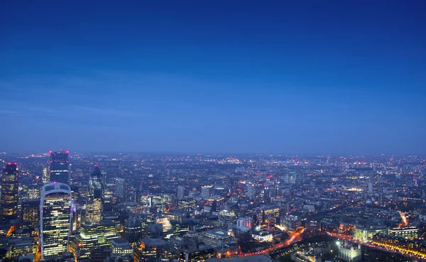 ЛОНДОН, Великобритания - 15 апреля 2015 г.: Вид на Лондон ночью и хорошо освещенные улицы с воздуха — стоковое фото