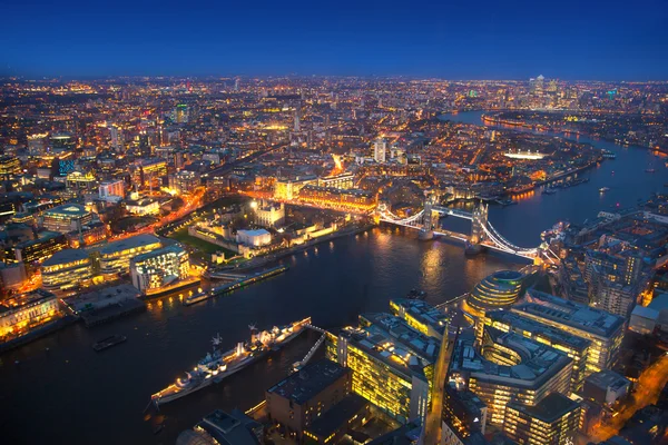 LONDRES, Reino Unido - 15 DE ABRIL DE 2015: City of London. Torre puente vista nocturna y bien iluminadas calles vista aérea —  Fotos de Stock