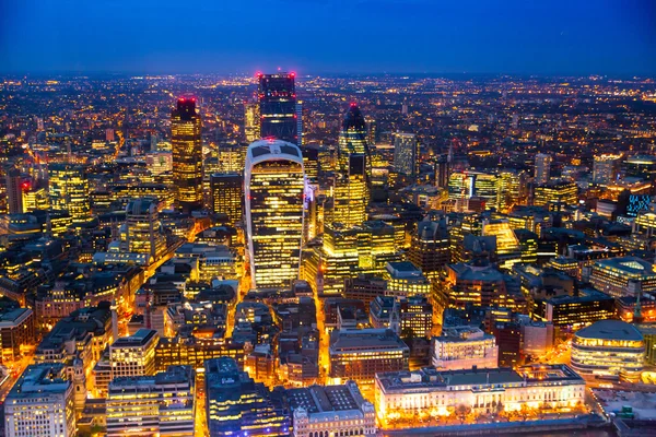 LONDRES, Reino Unido - 15 DE ABRIL DE 2015: Vista nocturna de la ciudad de Londres y vista aérea de calles bien iluminadas — Foto de Stock