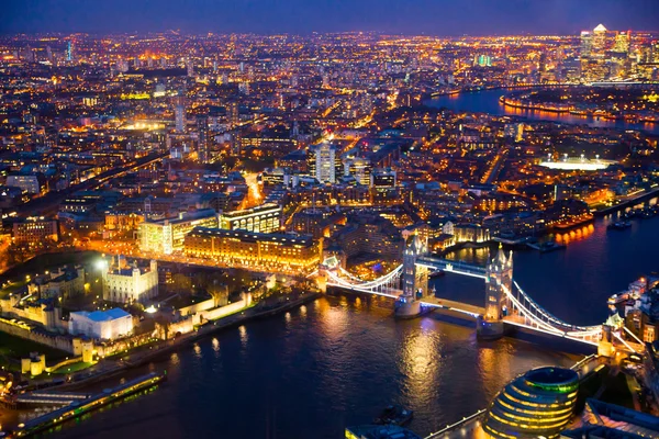 Λονδίνο, Ηνωμένο Βασίλειο - 15 Απριλίου 2015: Πόλη του Λονδίνου. Πύργος γέφυρα νυχτερινή άποψη και καλά φωτίστηκε δρόμους αεροφωτογραφία — Φωτογραφία Αρχείου