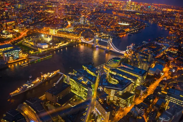City of London. Wieży most noc widok biznesowych i finansowych aria widok na zachód słońca. Wgląd nocy z kolei prowadzi do stacji London Bridge i dobrze oświetlone ulice — Zdjęcie stockowe