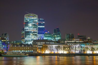 Londra şehri iş ve finansal ARIA günbatımında görüntülemek