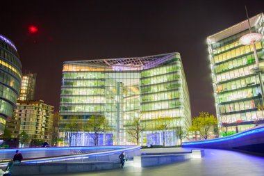 Londra şehri iş ve finansal ARIA günbatımında görüntülemek