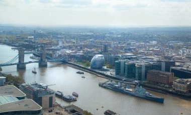 Tower Bridge ve Thames Nehri. Londra hava görünümünü. Londra panorama formu 32 telsiz binanın katında