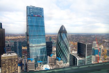 Londra hava görünümünü. Modern gökdelenler ve ofis binaları. Londra panorama formu 32 telsiz binanın katında