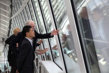 Hall ile ilgilenen 32 kat izlerken Londra manzarası insanlar