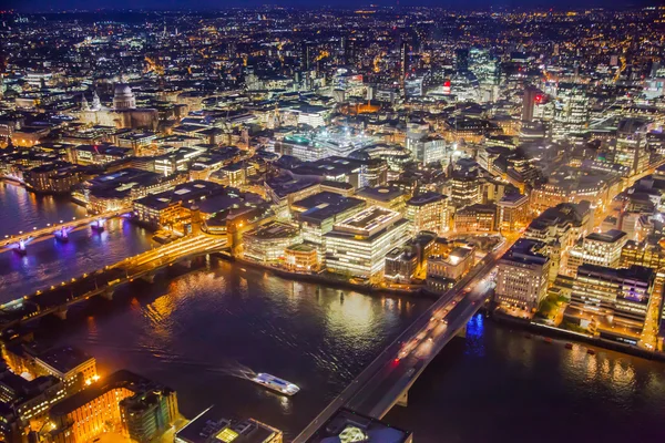 Cidade de Londres vista de negócios e ária financeira ao pôr do sol — Fotografia de Stock