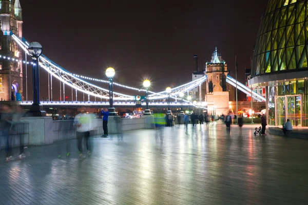 Tower bridge v noci pohled. Jižní břeh — Stock fotografie