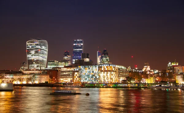 City of London vista de negocio y aria financiera al atardecer — Foto de Stock