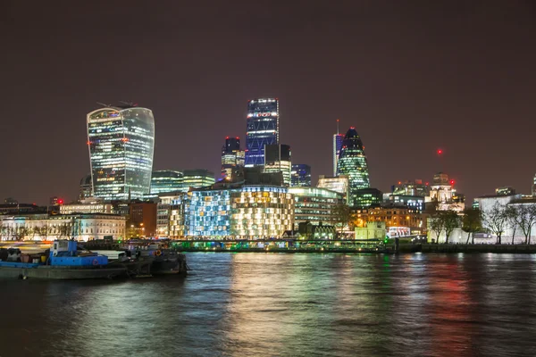Cidade de Londres vista de negócios e ária financeira ao pôr do sol — Fotografia de Stock
