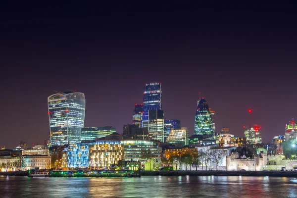 Pemandangan City of London business and financial aria saat matahari terbenam — Stok Foto