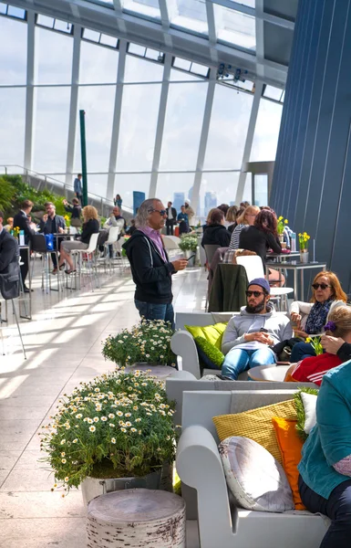 LONDRES, ROYAUME-UNI - 22 AVRIL 2015 : Les gens regardent les toits de Londres depuis le 32 étage du hall d'exposition — Photo