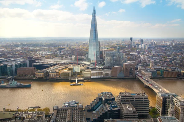 Mensen kijken skyline van Londen van de 32 verdieping van het bekijken van hall — Stockfoto