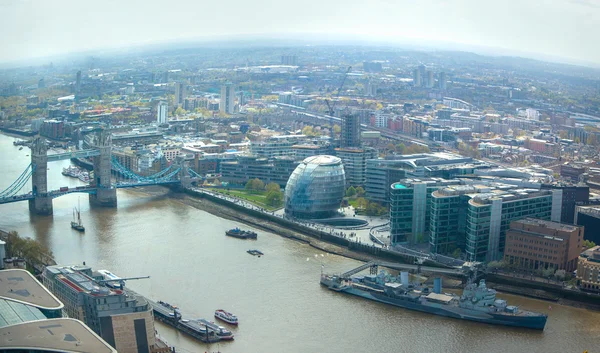 Tower Bridge och floden Themsen. Londons Flygfoto. London panorama form 32 våningen i Walkie-Talkie byggnad — Stockfoto