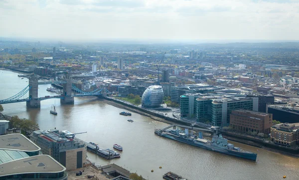Tower Bridge a řeku Temži. Letecký pohled na londýnské City. London panorama formě 32 patře budovy vysílačku — Stock fotografie