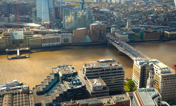 Londra hava görünümünü, Thames Nehri ve köprüler. Londra panorama formu 32 telsiz binanın katında — Stok fotoğraf
