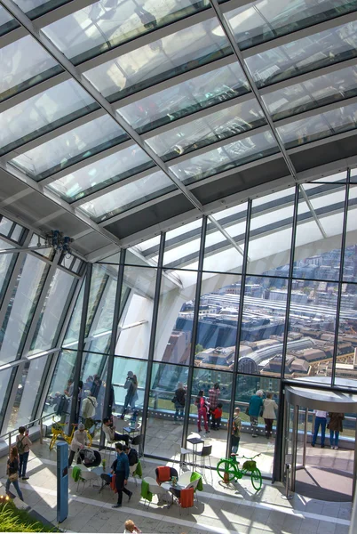 People watching London skyline from the 32 floor of viewing hall — Stock Photo, Image