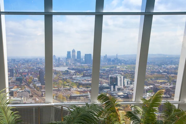 Letecký pohled na londýnské City. Moderní mrakodrapy a kancelářské budovy. London panorama formě 32 patře budovy vysílačku — Stock fotografie