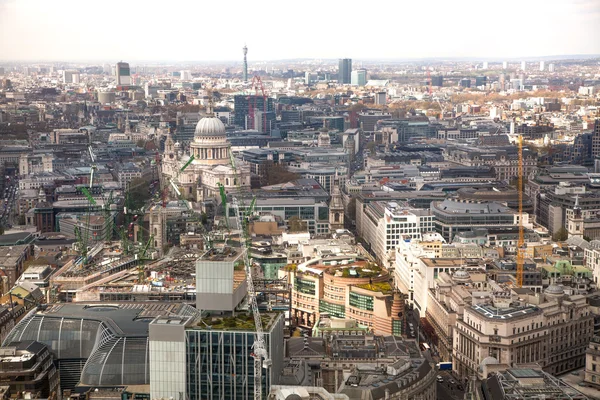 Вид с воздуха на Лондон включает в себя собор Святого Павла. Лондонская панорама с 32 этажа здания Walkie-Felie — стоковое фото