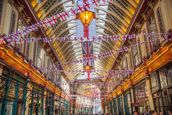 LONDON, Leadenhall market decorated with British flags and lots of business people having a lunch. — Stock Photo, Image