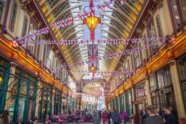 London, leadenhall market dekoriert mit britischen Flaggen und vielen Geschäftsleuten beim Mittagessen. — Stockfoto