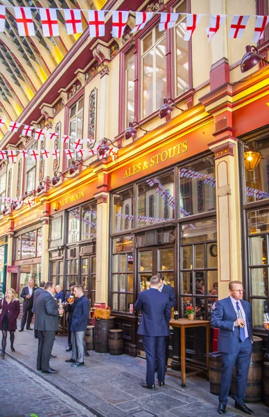 Londra, İngiliz bayrakları ve bir sürü iş insan bir öğle yemeği ile dekore edilmiş Leadenhall Pazar. — Stok fotoğraf