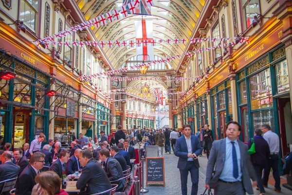 Londyn, targowisku Leadenhall market ozdobione flagi brytyjskiej i mnóstwo ludzi biznesu na lunchu. — Zdjęcie stockowe