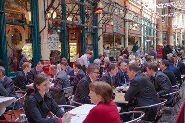 Londra, İngiliz bayrakları ve bir sürü iş insan bir öğle yemeği ile dekore edilmiş Leadenhall Pazar.