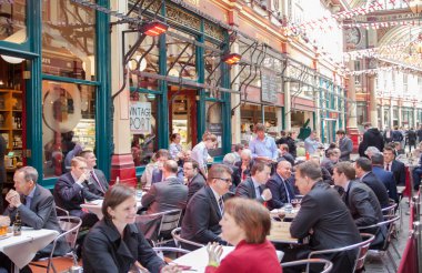 Londra, İngiliz bayrakları ve bir sürü iş insan bir öğle yemeği ile dekore edilmiş Leadenhall Pazar.