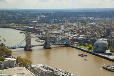 Tower Bridge ve Thames Nehri. Londra hava görünümünü. Londra panorama formu 32 telsiz binanın katında