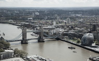 Tower Bridge ve Thames Nehri. Londra hava görünümünü. Londra panorama formu 32 telsiz binanın katında