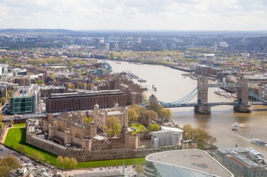 Tower Bridge ve Thames Nehri. Londra hava görünümünü. Londra panorama formu 32 telsiz binanın katında