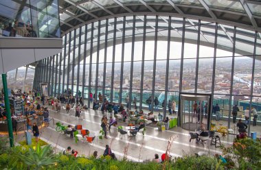 Hall ile ilgilenen 32 kat izlerken Londra manzarası insanlar