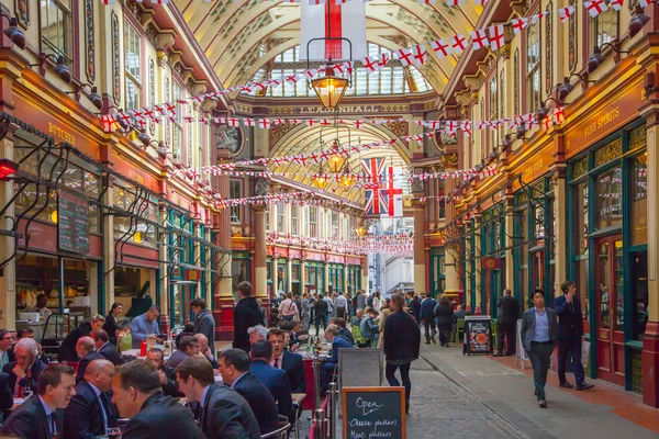 Londra, İngiliz bayrakları ve bir sürü iş insan bir öğle yemeği ile dekore edilmiş Leadenhall Pazar. — Stok fotoğraf