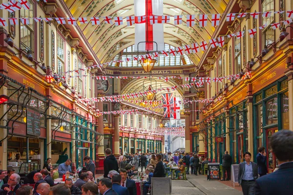 LONDRA, mercato di Leadenhall decorato con bandiere britanniche e molti uomini d'affari che pranzano . — Foto Stock