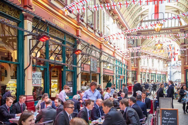 Londra, İngiliz bayrakları ve bir sürü iş insan bir öğle yemeği ile dekore edilmiş Leadenhall Pazar. — Stok fotoğraf