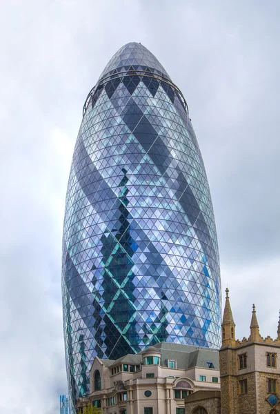 Arquitectura inglesa moderna, textura de cristal del edificio de Gherkin. Ciudad de Londres — Foto de Stock