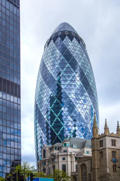 Arquitectura inglesa moderna, textura de cristal del edificio de Gherkin. Ciudad de Londres — Foto de Stock