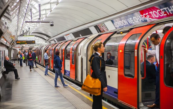 LONDRES, Reino Unido - 22 DE ABRIL DE 2015: Chega gente esperando na plataforma de metrô subterrâneo para trem — Fotografia de Stock