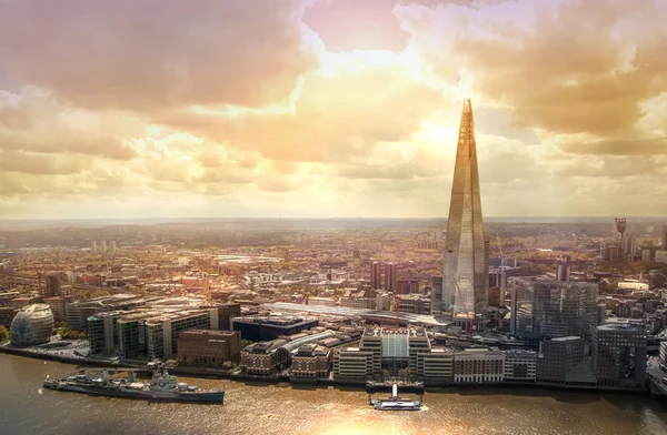 Mensen kijken skyline van Londen van de 32 verdieping van het bekijken van hall — Stockfoto