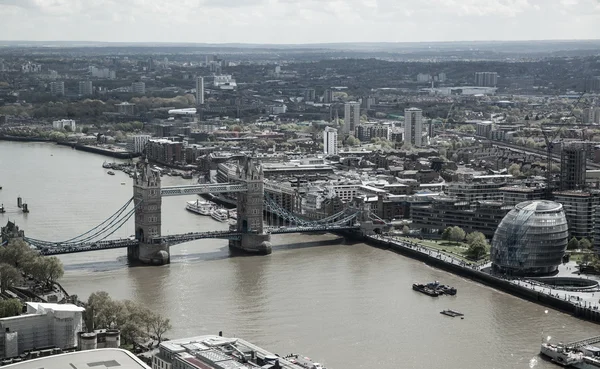 Tower Bridge ve Thames Nehri. Londra hava görünümünü. Londra panorama formu 32 telsiz binanın katında — Stok fotoğraf