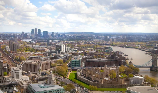 Letecký pohled na londýnské City. Moderní mrakodrapy a kancelářské budovy. London panorama formě 32 patře budovy vysílačku — Stock fotografie