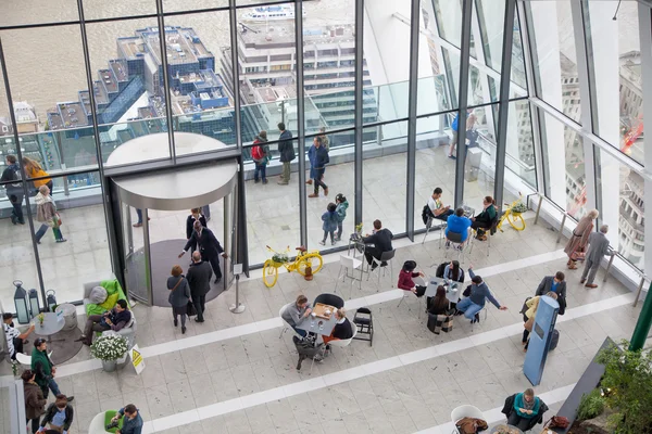 Les gens regardent les toits de Londres depuis le 32 étage du hall d'exposition — Photo